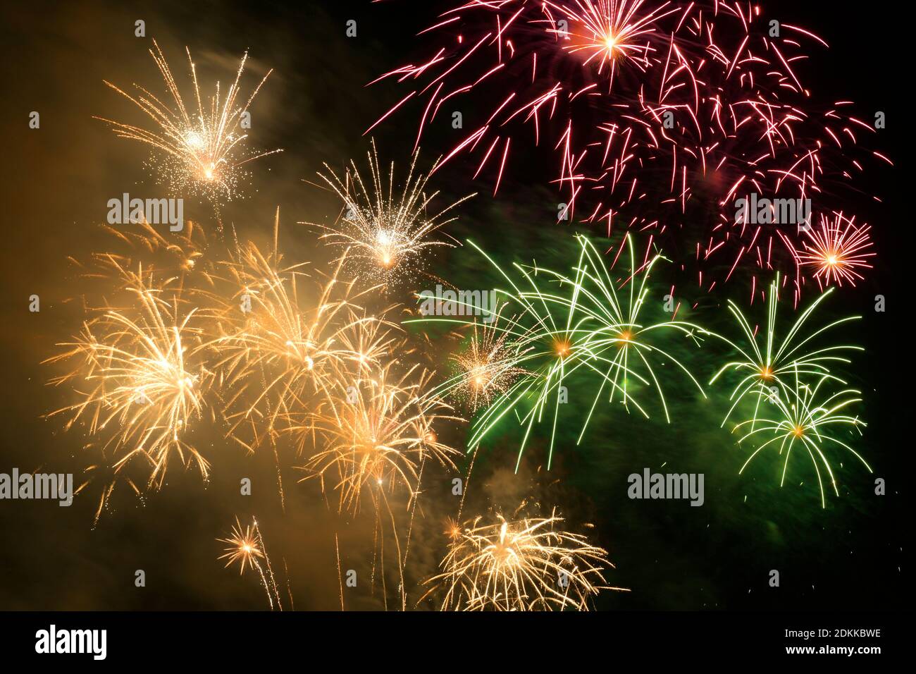 Coloratissimi fuochi d'artificio celebrazione e la mezzanotte sullo sfondo del cielo. Foto Stock