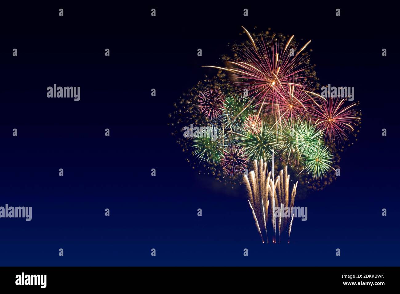 Festeggiamenti con fuochi d'artificio colorati e lo sfondo del cielo crepuscolo con spazio per le copie. Foto Stock
