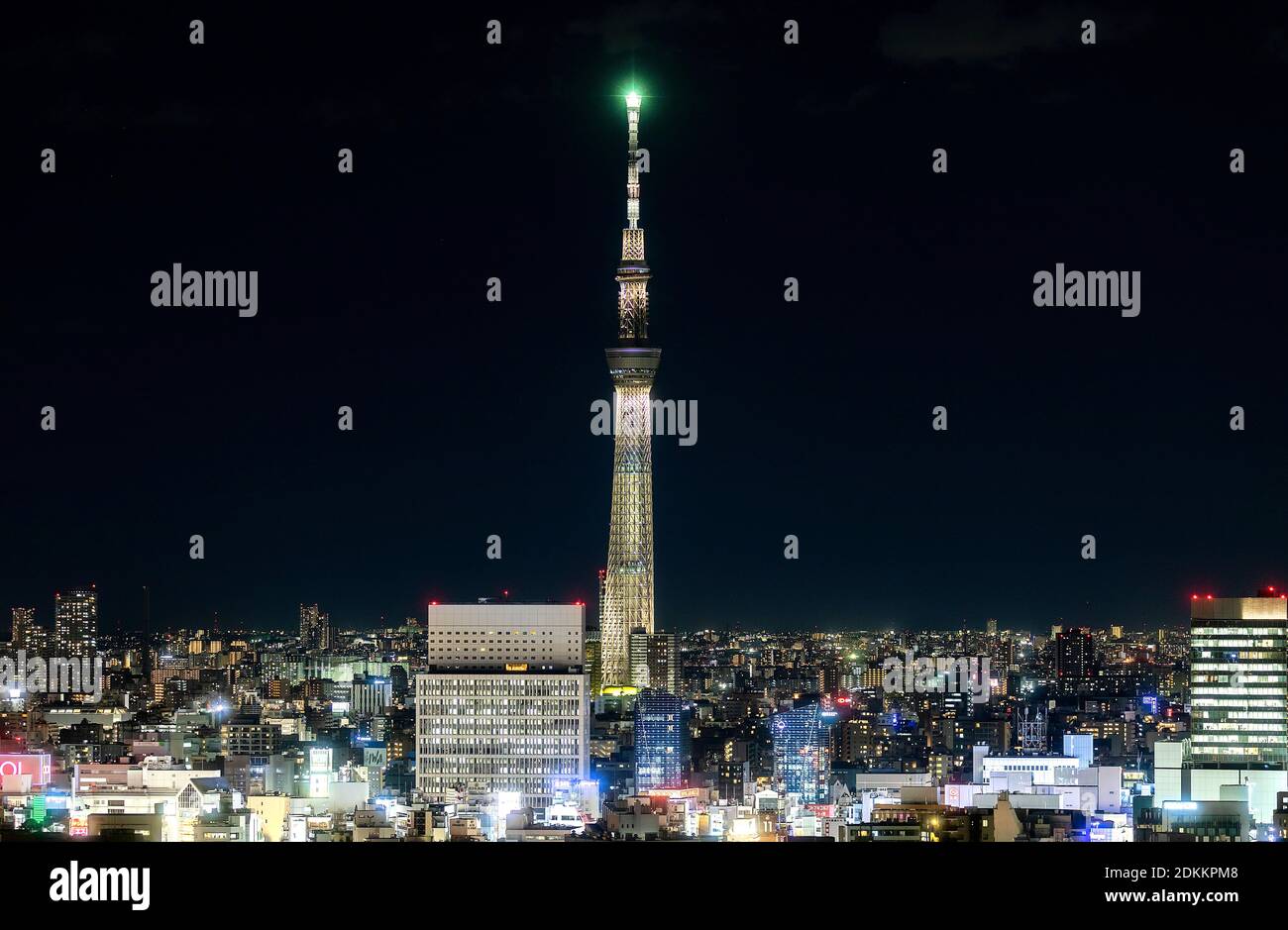 15 dicembre 2020, Tokyo, Giappone: Tokyo Skytree riceve un'illuminazione speciale per festeggiare 100 giorni prima dell'inizio del relè della torcia olimpica Tokyo 2020. L'illuminazione speciale è chiamata Sakura Gold. Asakusa, Tokyo, Giappone. Credit: Ivo Gonzalez/AFLO/Alamy Live News Foto Stock