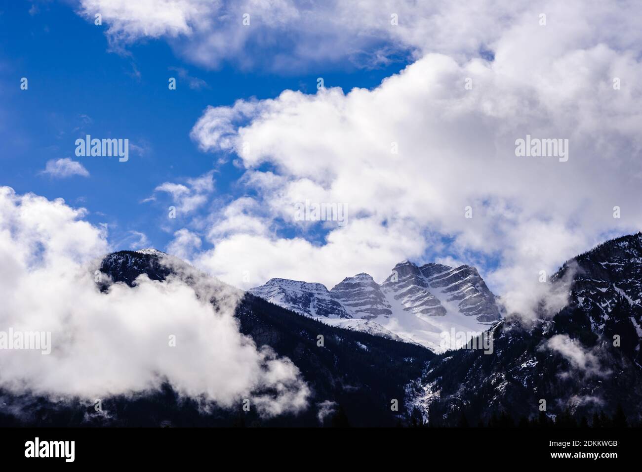 Catena montuosa e foreste tra nuvole e nebbia nella British Columbia, Canada. Foto Stock