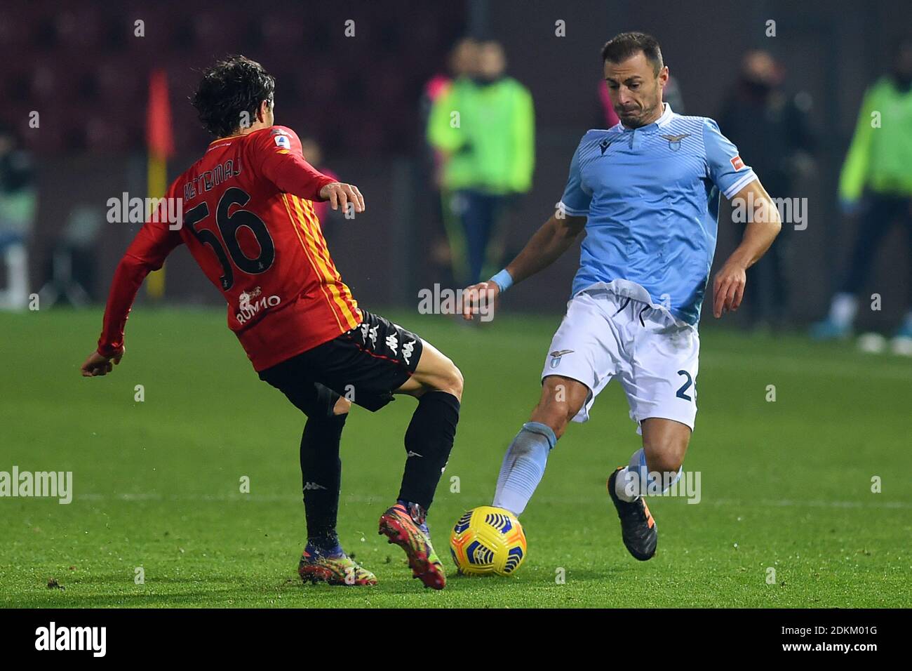 Benevento, Ita. 15 Dic 2020. Perparim Hetemaj di Benevento, Ștefan Radu del Lazio, Benevento contro Lazio, Serie A, Football Credit: Agenzia indipendente di fotografia/Alamy Live News Foto Stock