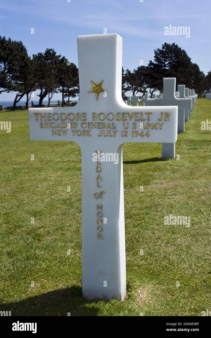 Tomba di medaglia d'onore il vincitore Theodore Roosevelt III, al cimitero americano di Normandia, Colleville-sur-Mer, Normandia, Francia. Foto Stock