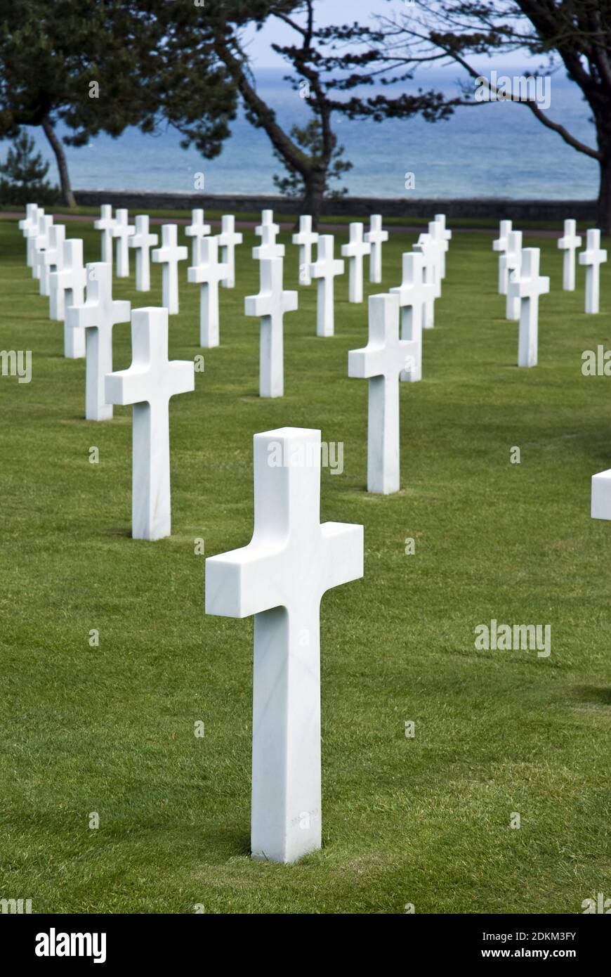 Tombe di truppe americane, la maggior parte uccise il D-day, al cimitero americano Normandia, che domina Omaha Beach, Colleville-sur-Mer, Normandia, Francia. Foto Stock