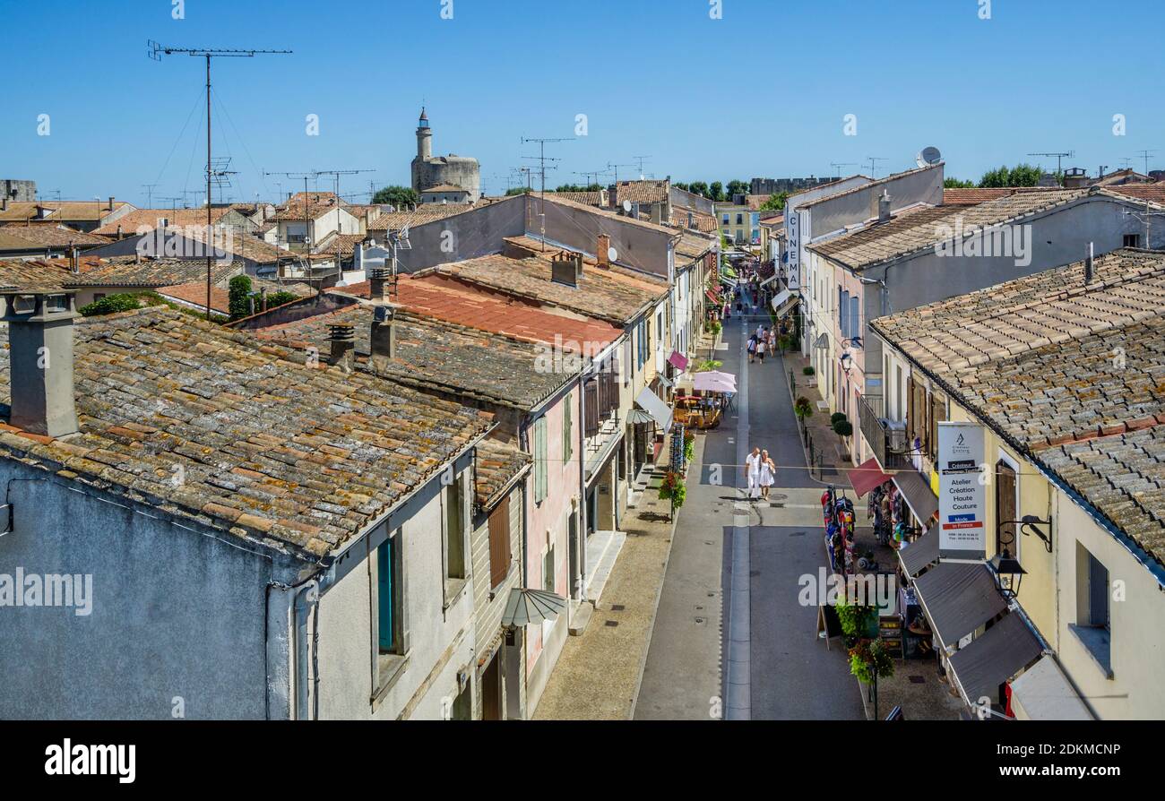 Vista sui tetti della città medievale cinta da mura di Aigues-Mortes, Petite Camargue, dipartimento del Gard, regione dell'Occitanie, Francia meridionale Foto Stock