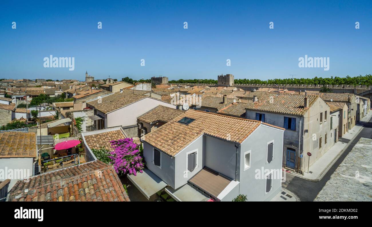 Vista sui tetti della città medievale cinta da mura di Aigues-Mortes, Petite Camargue, dipartimento del Gard, regione dell'Occitanie, Francia meridionale Foto Stock