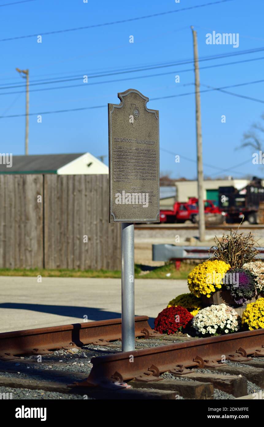 Rondout, Illinois, Stati Uniti. Una lapide commemorativa unisce un tratto arrugginito di legami ferroviari in riconoscimento di un ex sito criminale. Foto Stock
