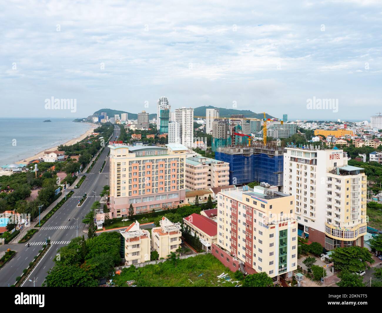 Bai Sau o Back Beach a Vung Tau nella provincia di Bang Ria-Vung Tau del Vietnam del Sud, con resort, hotel e padiglioni ristorante sulla spiaggia. Foto Stock