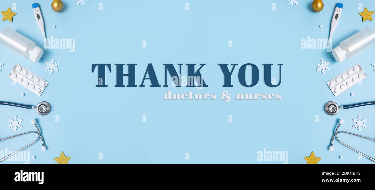 Giorno di ringraziamento internazionale per il personale medico e i lavoratori. Flatlay medico. Sfondo blu. Stetoscopio, termometro. Apparecchiature mediche. Banner. Foto Stock