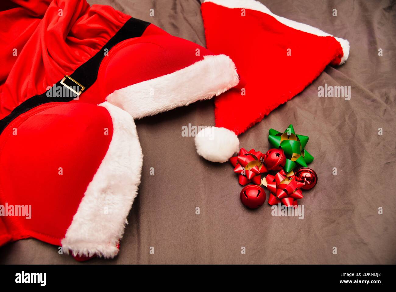 Natale Babbo Natale intimo rosso su fogli sminuzzati Foto Stock