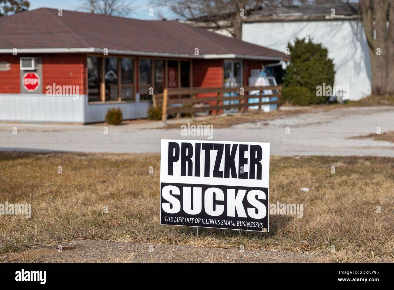 Firma la protesta contro la politica COVID del Governatore Pritzker vicino alla Cruisers Tavern a Gladstone, Illinois. Le imprese hanno avuto un momento difficile con il blocco. Foto Stock