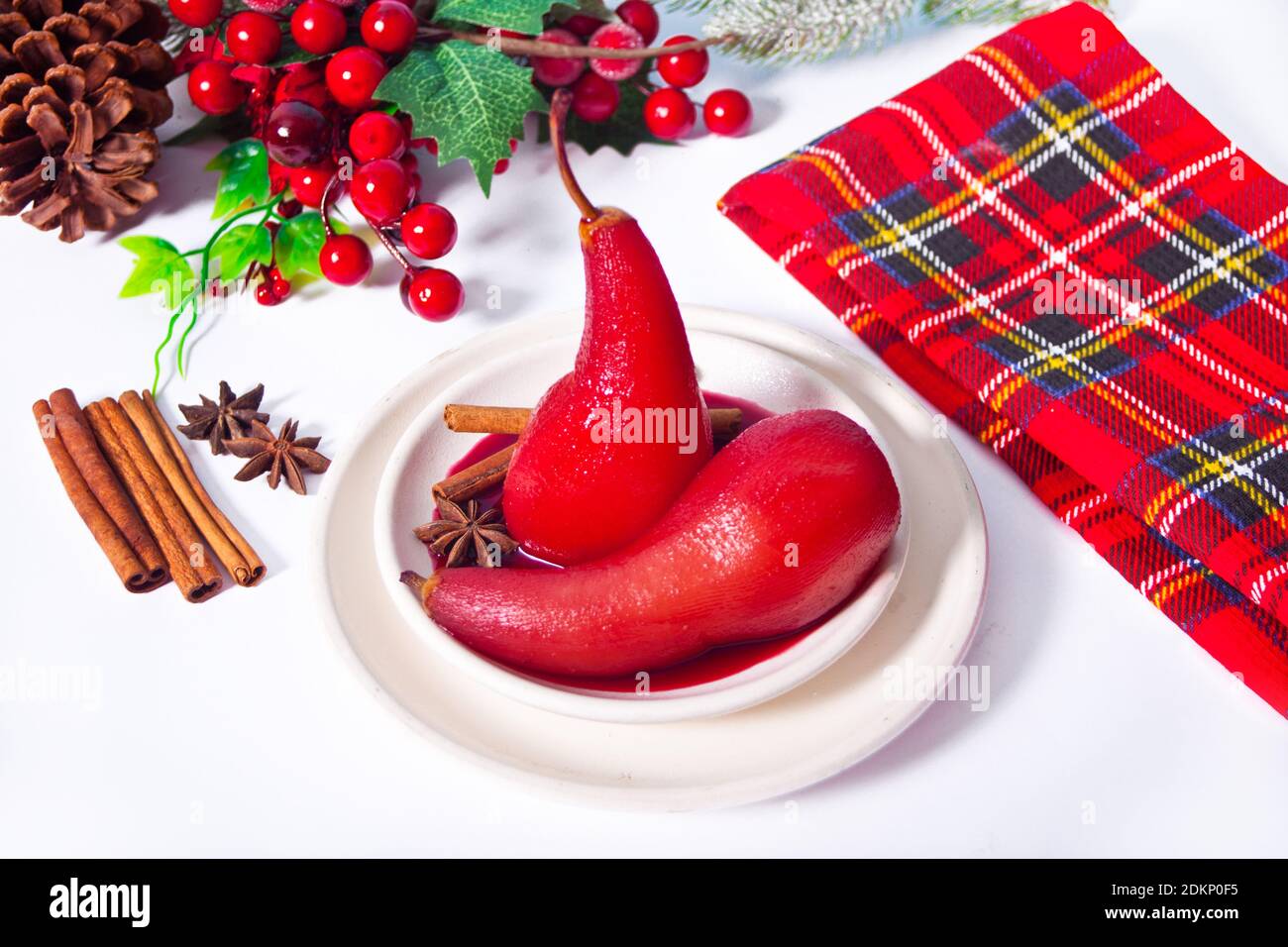 Pere in camicia in vino rosso con spezie Foto Stock