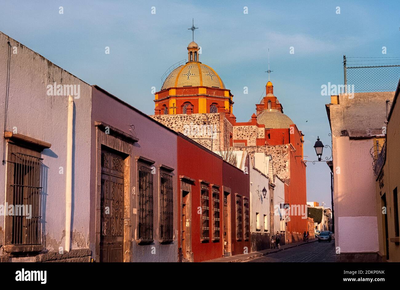 Templo de Nuestra Señora del Carmen e via colorata, Santiago de Queretaro, Queretaro, Messico Foto Stock