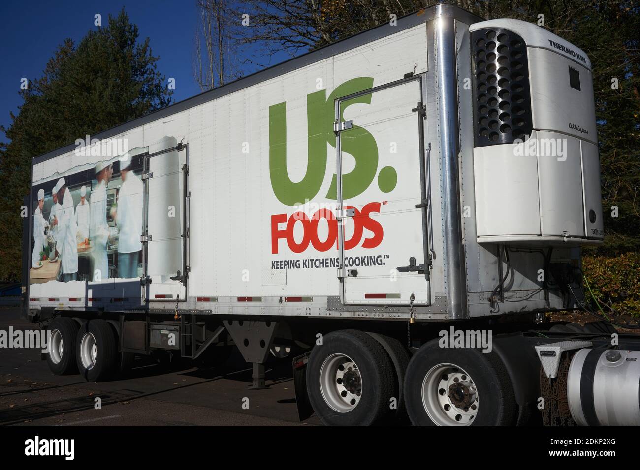 Un camion con marchio US Foods è visto fuori da un intero mercato di prodotti alimentari a Lake Oswego, Oregon. US Foods è un distributore americano di foodservice. Foto Stock