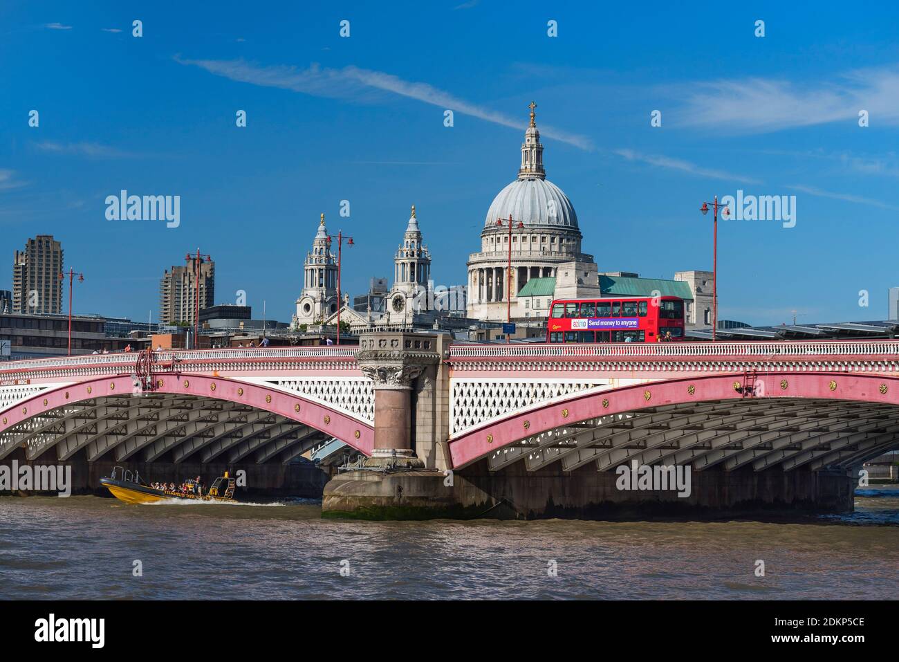 Ponte Blackfriars, Cattedrale di San Paolo, battello fluviale e autobus rosso. Londra, Regno Unito Foto Stock