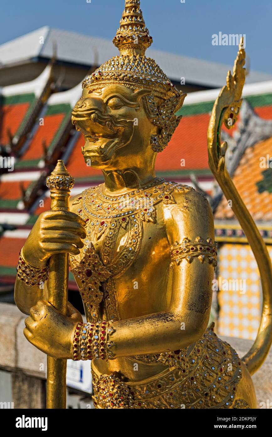 Statua Apsonsi Wat Phra Kaew Grand Palace a Bangkok in Tailandia Foto Stock