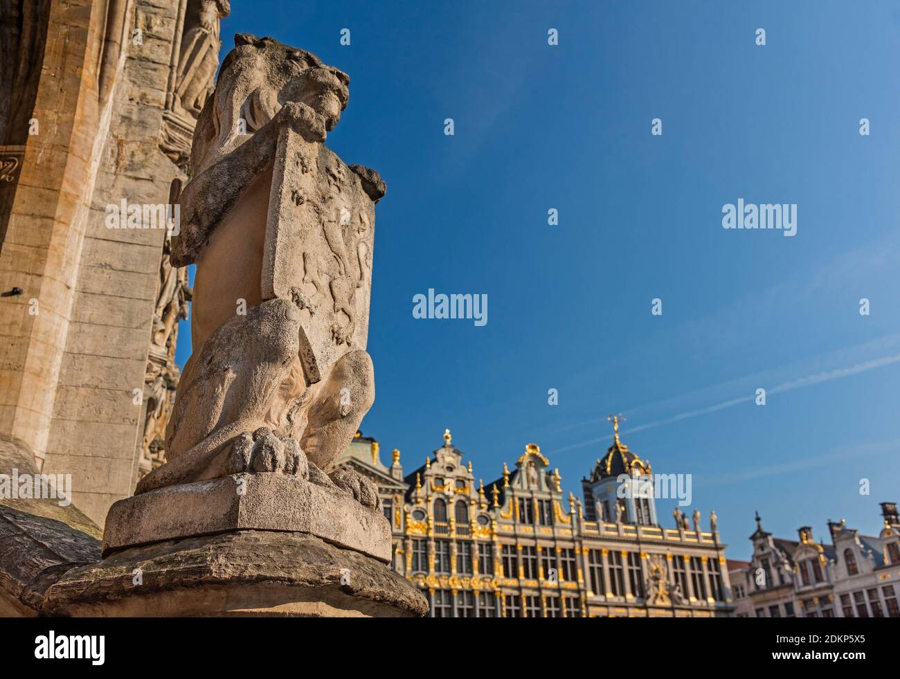 Grand Place Lion statua e Guildhouses Bruxelles Belgio Foto Stock