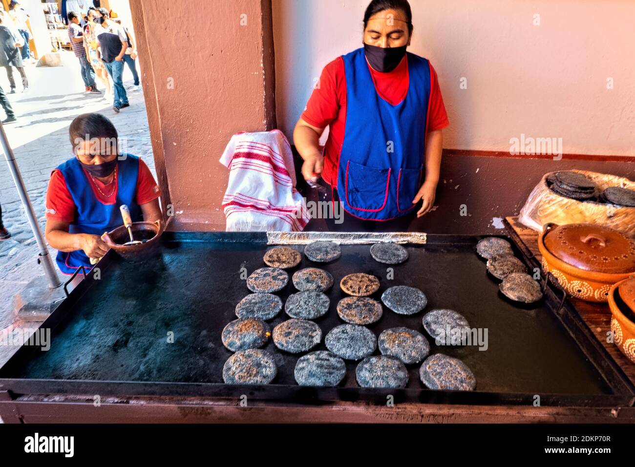 Cucina gustosa gorditas di mais blu, Bernal, Queretaro, Messico Foto Stock