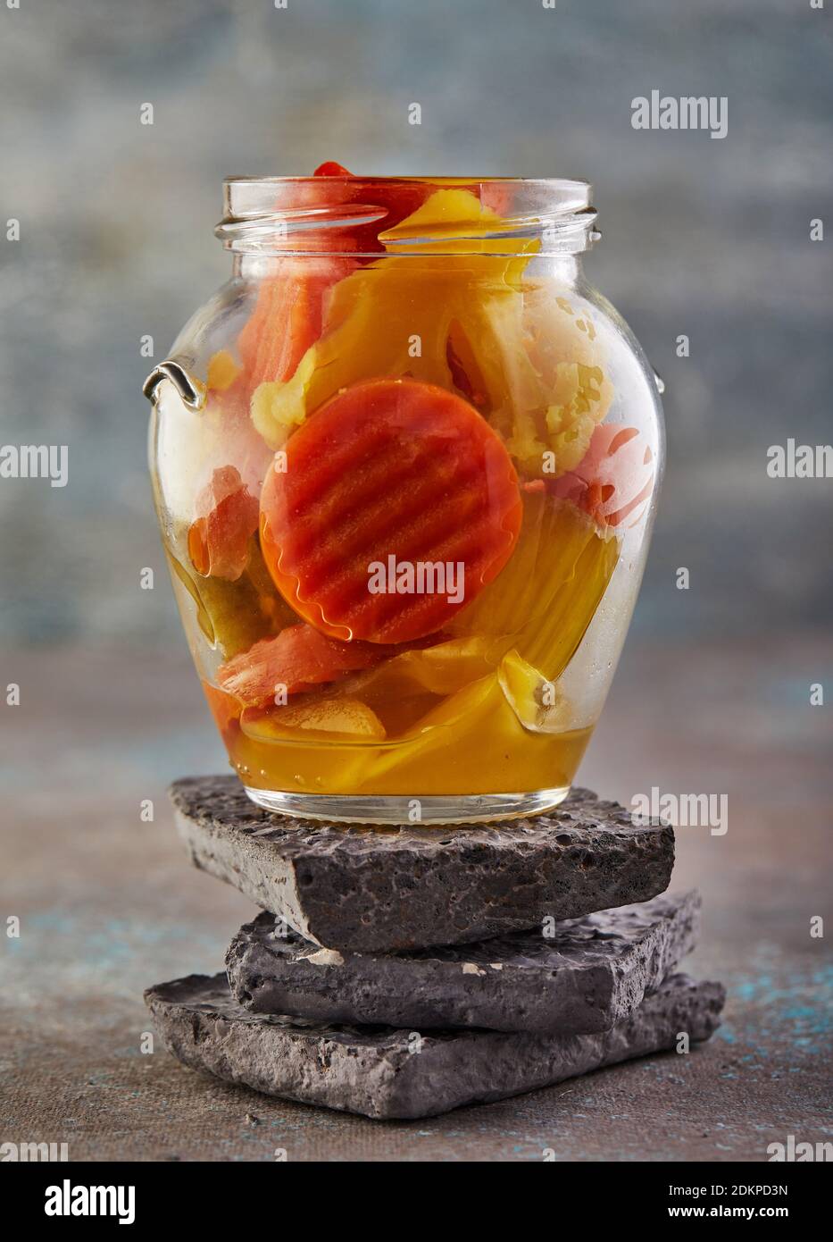 Concetto di cibo in scatola vegetariano fermentato. Carote e broccoli sottaceto in un vaso di vetro. Il concetto di cibo in scatola Foto Stock