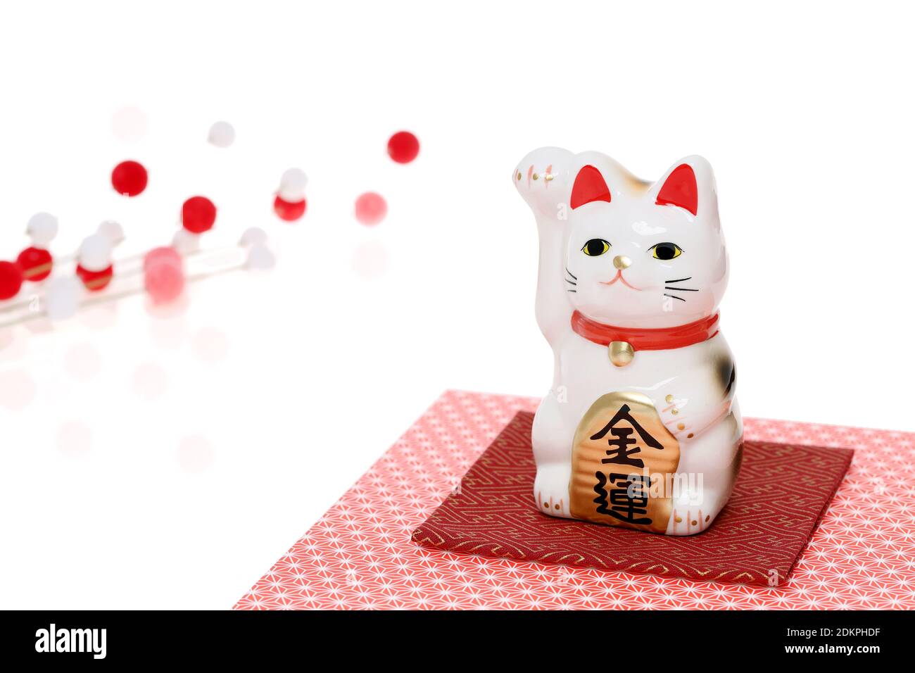 Gatto fortunato giapponese isolato su sfondo bianco, parola giapponese di questa fotografia significa 'fortuna economica' Foto Stock