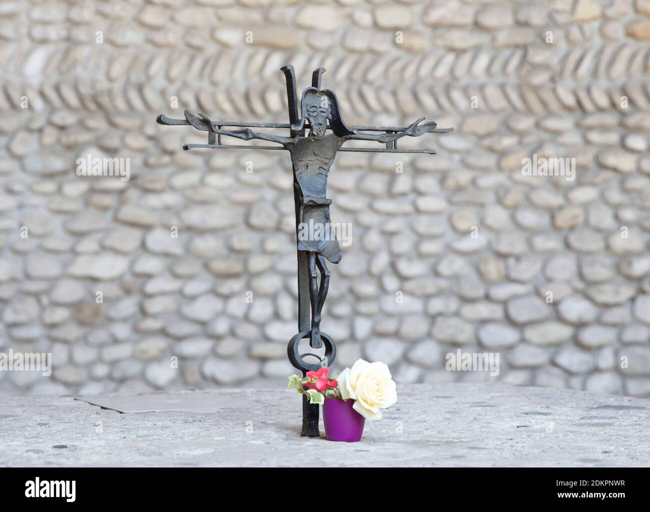Dachau, Germania il 13 luglio 2020: Il campo di concentramento di Dachau, il primo campo di concentramento nazista aperto nella Germania nazista. Statua alla Chiesa Cattolica o Foto Stock