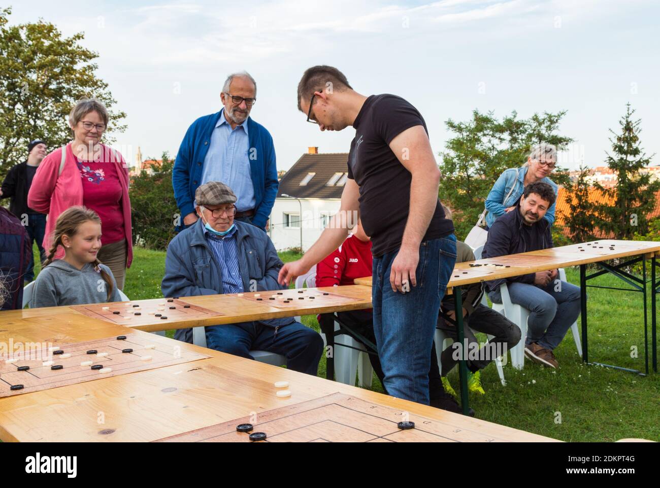 Il campione europeo Gyorgy Bandy in mostra simultanea nove uomini morris gioco da tavolo su un evento, Sopron, Ungheria Foto Stock