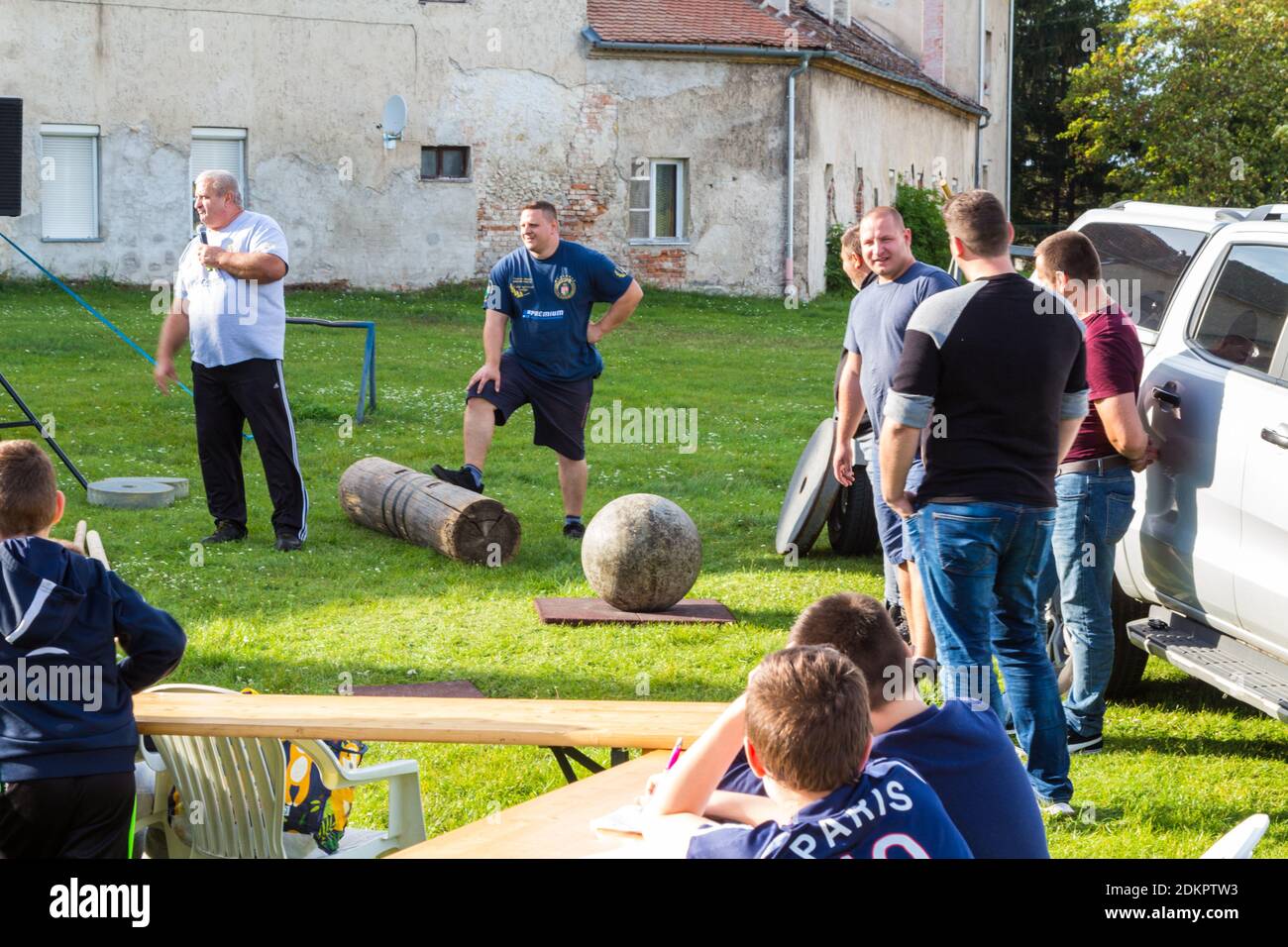 L'uomo più forte dell'Ungheria Laszlo Fekete e suo figlio in uno spettacolo, Sopron, Ungheria Foto Stock L'uomo più forte dell'Ungheria Laszlo Fekete e suo figlio in uno spettacolo, Sopron, Ungheria Foto Stock