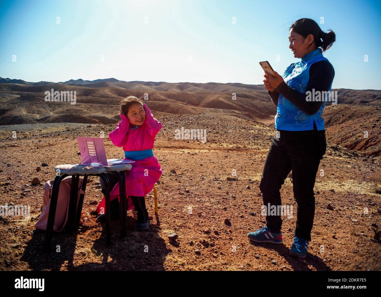 (201216) -- PECHINO, 16 dicembre 2020 (Xinhua) -- CE Geng (L) si prepara a prendere una classe online con la compagnia di sua madre in Alxa Left Banner, regione autonoma della Mongolia interna della Cina del nord, 1 aprile 2020.CE Geng, un quarto grado di 9 anni di una scuola mongola in Alxa Left Banner, Si trasferì qui con i suoi genitori per custodire le pecore, mentre il pastore che avevano assunto da un'altra Provincia non tornò a causa dell'epidemia di COVID-19. Il ranch della famiglia si trova vicino al confine tra la Cina e la Mongolia nella parte settentrionale di Alxa, a più di 6 ore di auto dal centro di Alxa Left Banner. Il roc Foto Stock