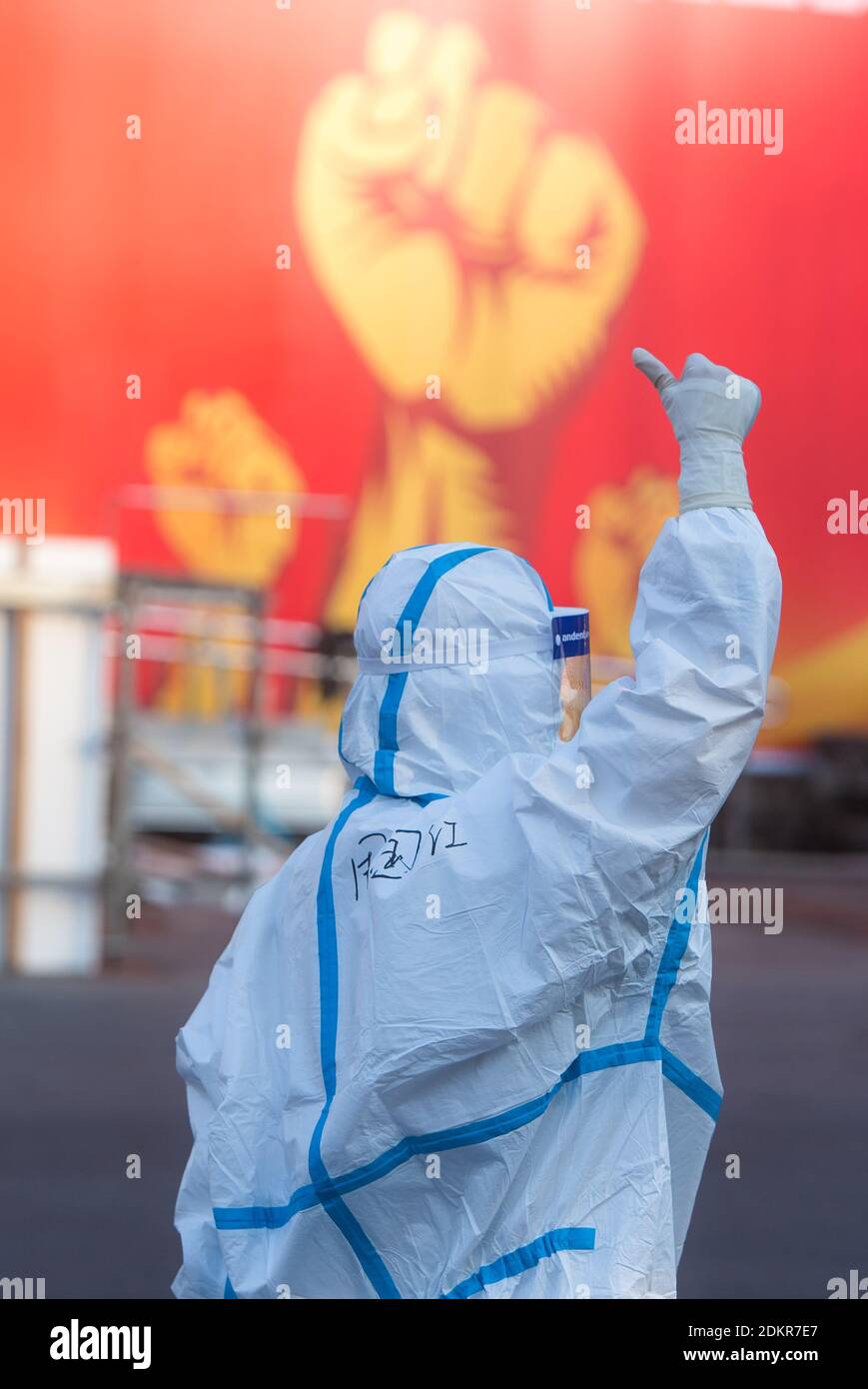(201216) -- PECHINO, 16 dicembre 2020 (Xinhua) -- un personale medico dà un gesto di coraggio all'ospedale temporaneo convertito dal Wuhan Sports Center a Wuhan, provincia di Hubei, Cina centrale, 12 febbraio 2020. Guardando indietro a 2020, ci sono sempre alcune foto calde e momenti di contatto: La dedizione in prima linea per combattere l'epidemia, la perseveranza sulla via dell'uscita dalla povertà, il coraggio di assumersi la responsabilità sull'argine contro l'alluvione, la gioia e l'orgoglio quando si raggiunge la vetta del Monte Qomolangma... Queste persone e cose toccano i nostri cuori e ci danno calore Foto Stock