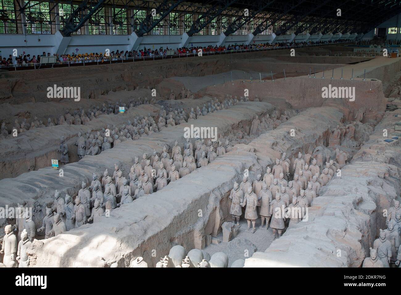 Ranghi di soldati delle sculture del guerriero dell'Armata di Terracotta raffiguranti gli eserciti di Qin Shi Huang, il primo imperatore della Cina in Pit 1 a Xian X'ia Foto Stock