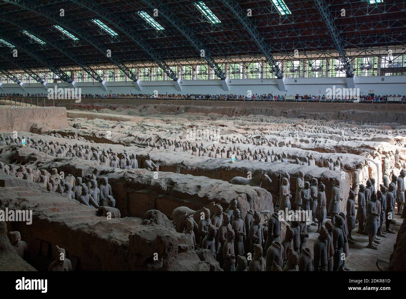 Ranghi di soldati delle sculture del guerriero dell'Armata di Terracotta raffiguranti gli eserciti di Qin Shi Huang, il primo imperatore della Cina in Pit 1 a Xian X'ia Foto Stock