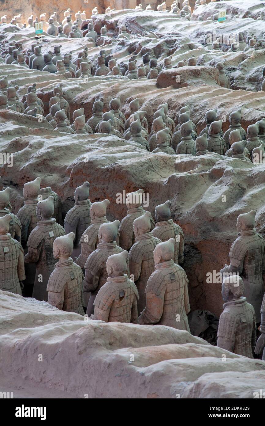 Ranghi di soldati delle sculture del guerriero dell'Armata di Terracotta raffiguranti gli eserciti di Qin Shi Huang, il primo imperatore della Cina in Pit 1 a Xian X'ia Foto Stock