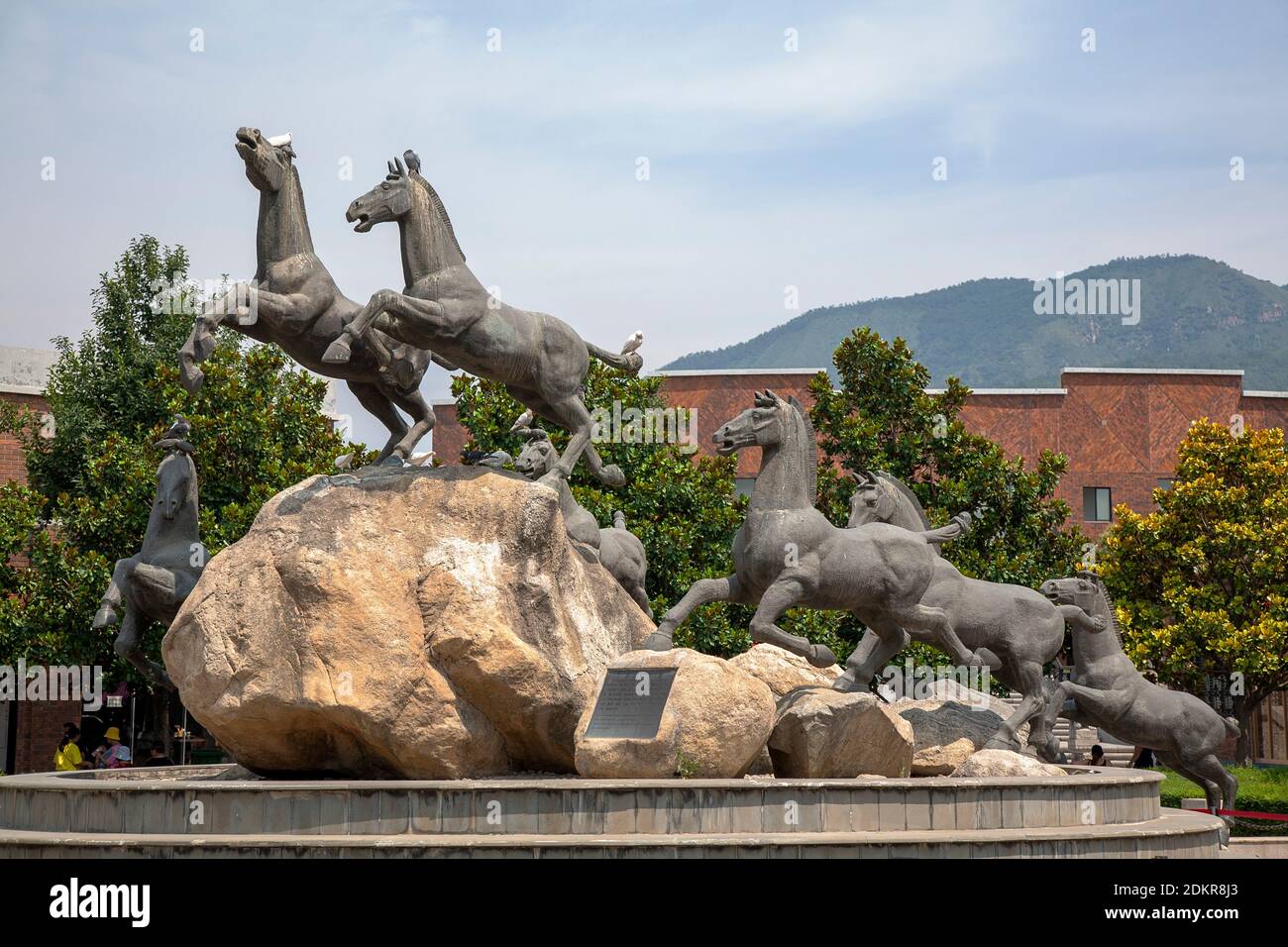 Statua di sette cavalli chiamata dall'imperatore Qinshihuang fuori di Il museo dell'esercito di teracotta Xian Xi'an Foto Stock