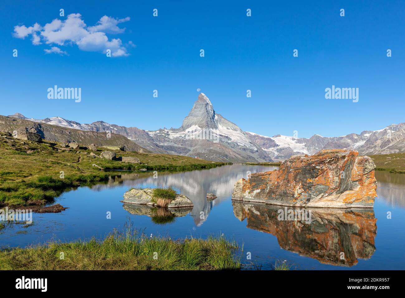 Il Cervino si riflette nello Stellisee, Zermatt, Vallese, Svizzera Foto Stock