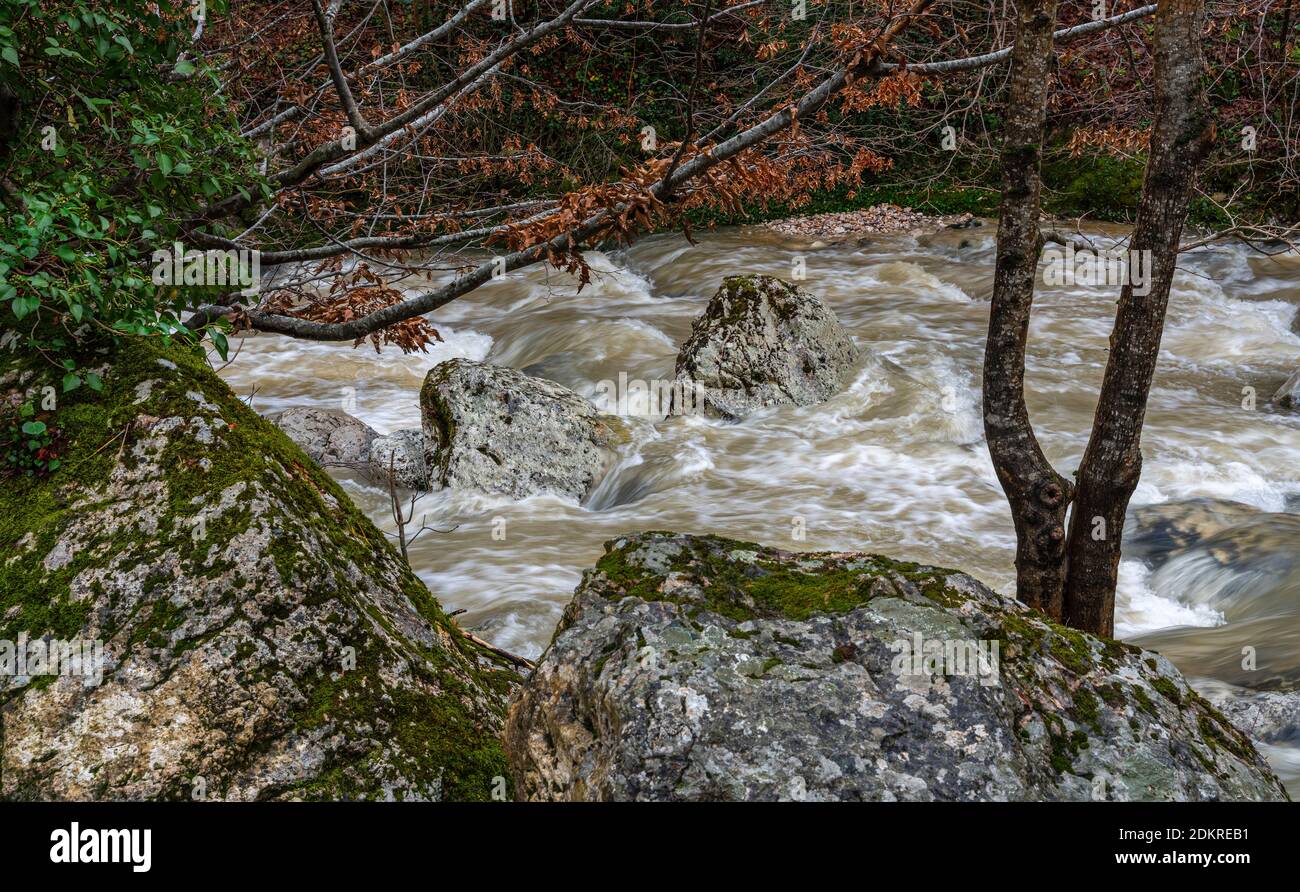 Fiume di montagna in piena a causa di troppa pioggia. Abruzzo, Italia, Europa Foto Stock