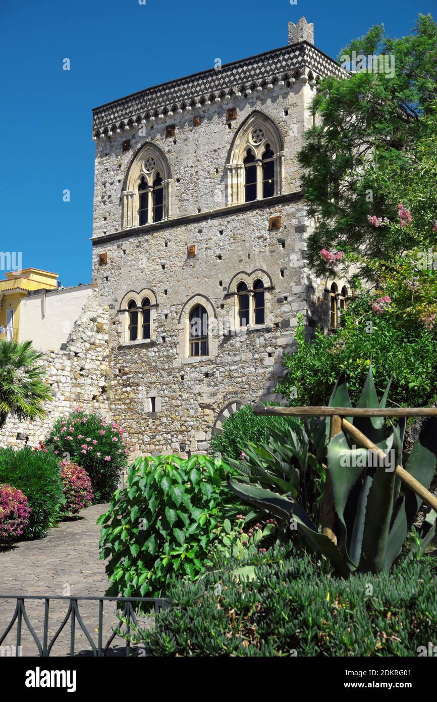 Architettura medievale di Palazzo Duchi di Santo Stefano a Taormina Città vecchia di un viaggio Sicilia punto di riferimento del turismo Foto Stock