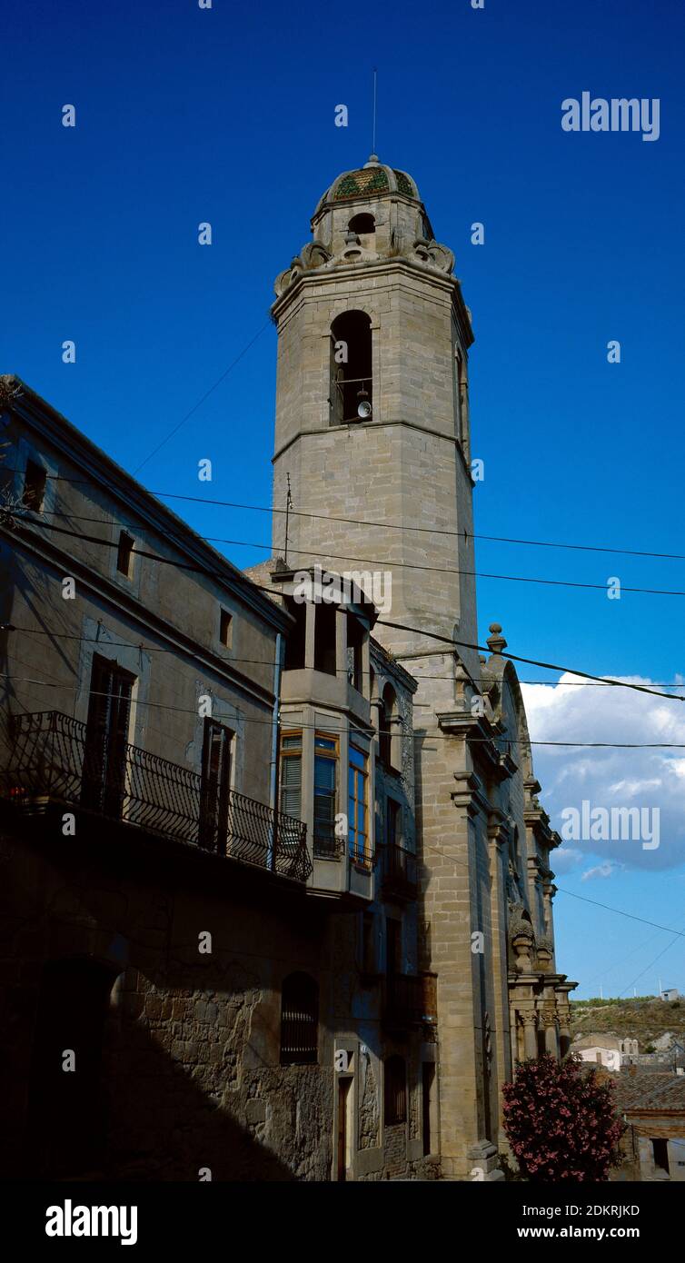 Spagna, Catalogna. Provincia di Lleida, regione Urgell, Maldà. Chiesa di Santa Maria, 18 ° secolo in stile neoclassico. Vista sul campanile. Foto Stock