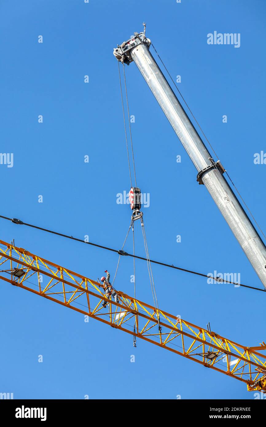 Montaggio di una gru da costruzione in giornata di sole Foto Stock
