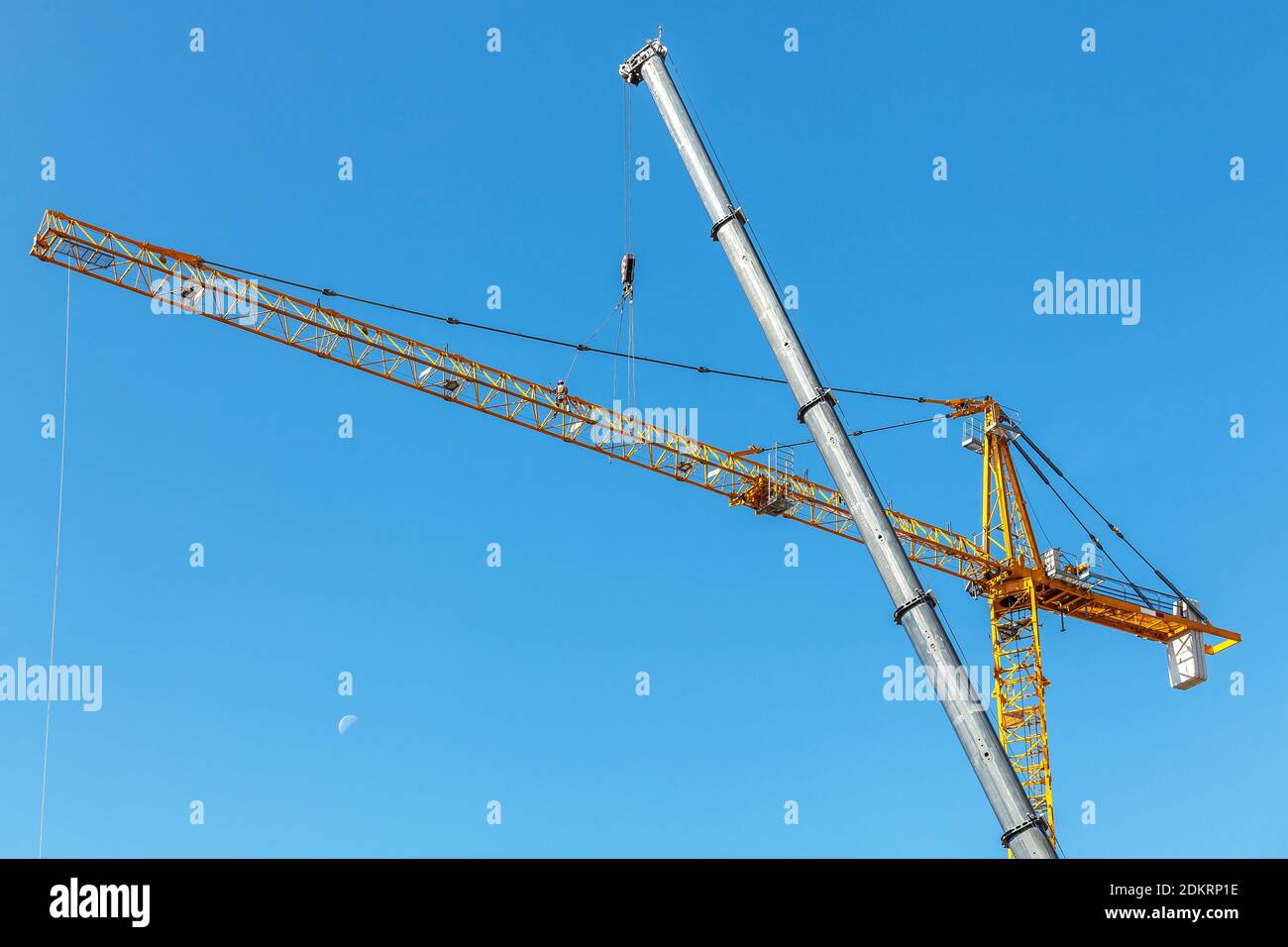 Montaggio di una gru da costruzione in giornata di sole Foto Stock