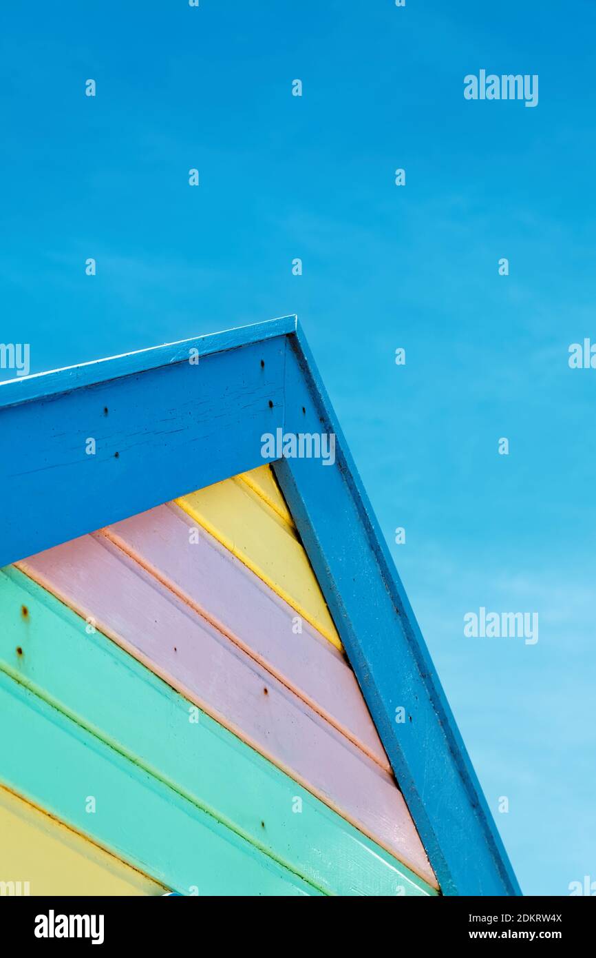 Capanna sulla spiaggia dipinta in colori pastello. Foto Stock