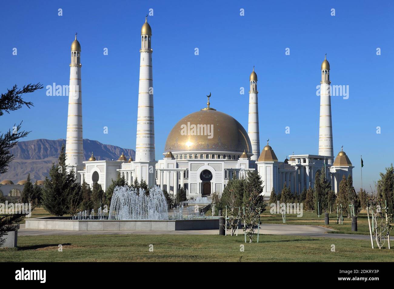 La Moschea Turkmenbashi Ruhi fu costruita tra il 2002 e il 2004. La moschea è stata costruita dal presidente Saparmurat Niyazov. Ashgabat, Turkmenistan. Foto Stock