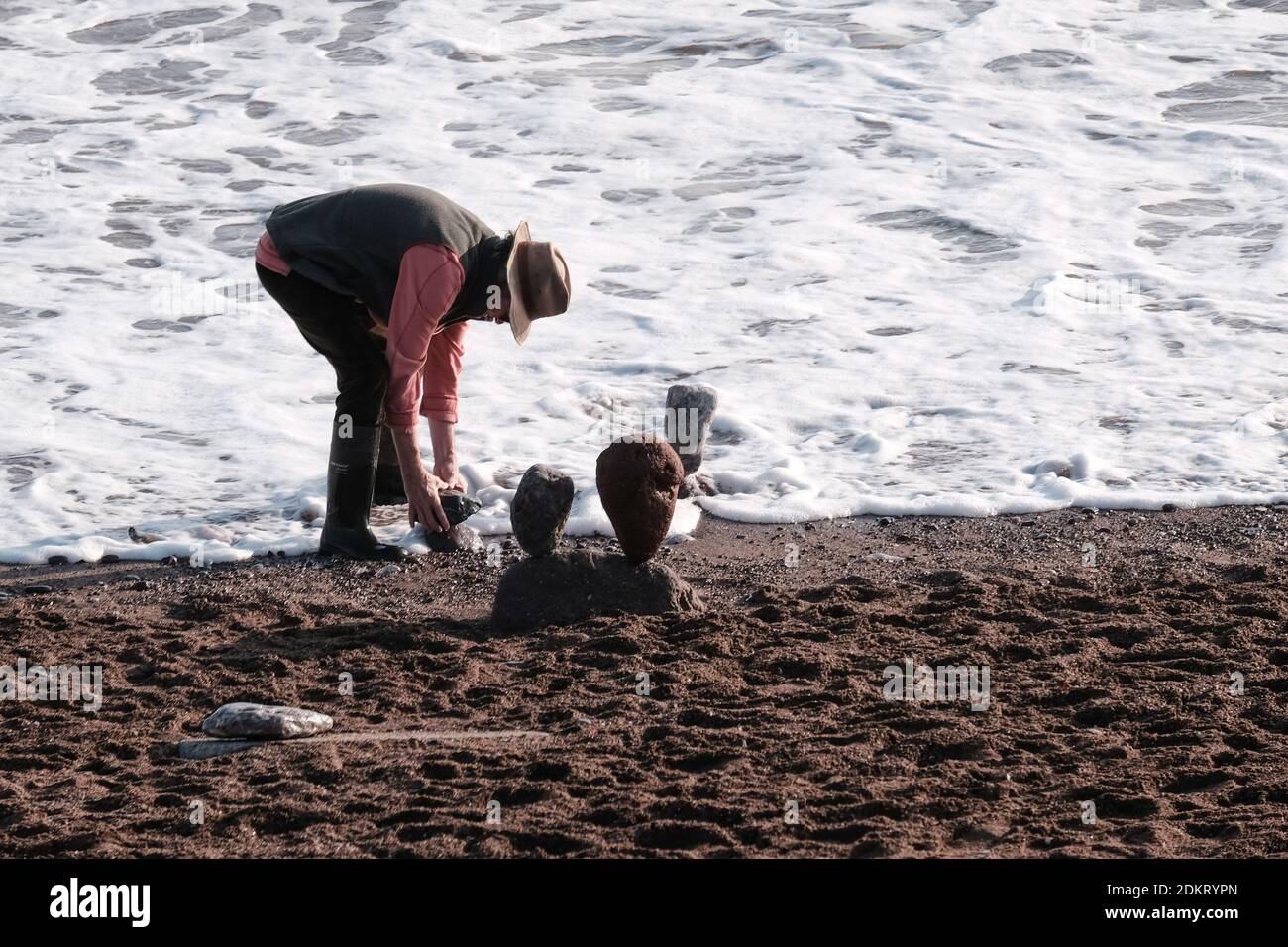 Roccia ciottoli equilibratura creazione sulla spiaggia di Teignmouth contro la marea, Devon, Inghilterra, Regno Unito. Foto Stock