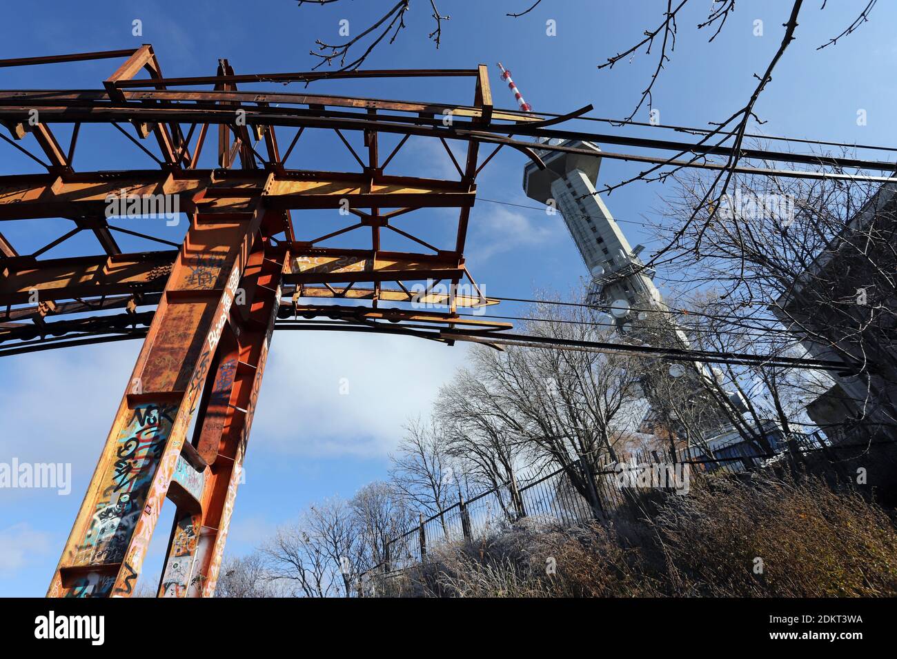 I resti dell'impianto di risalita di Knyazhevski e della torre di telecomunicazione Kopitoto nella montagna Vitosha sopra Sofia, Bulgaria, il 22 novembre 2020. E 'stato costruito io Foto Stock