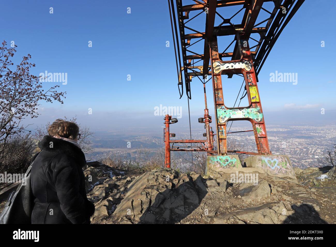 I resti dell'impianto di risalita di Knyazhevski e della torre di telecomunicazione Kopitoto nella montagna Vitosha sopra Sofia, Bulgaria, il 22 novembre 2020. E 'stato costruito io Foto Stock