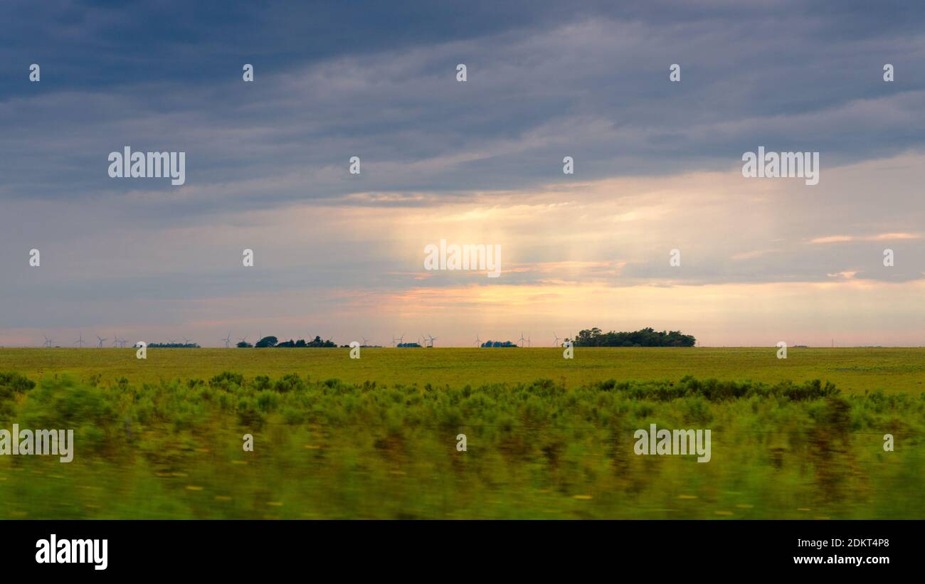 Luce del sole nelle nuvole. Paesaggio in strada Foto Stock