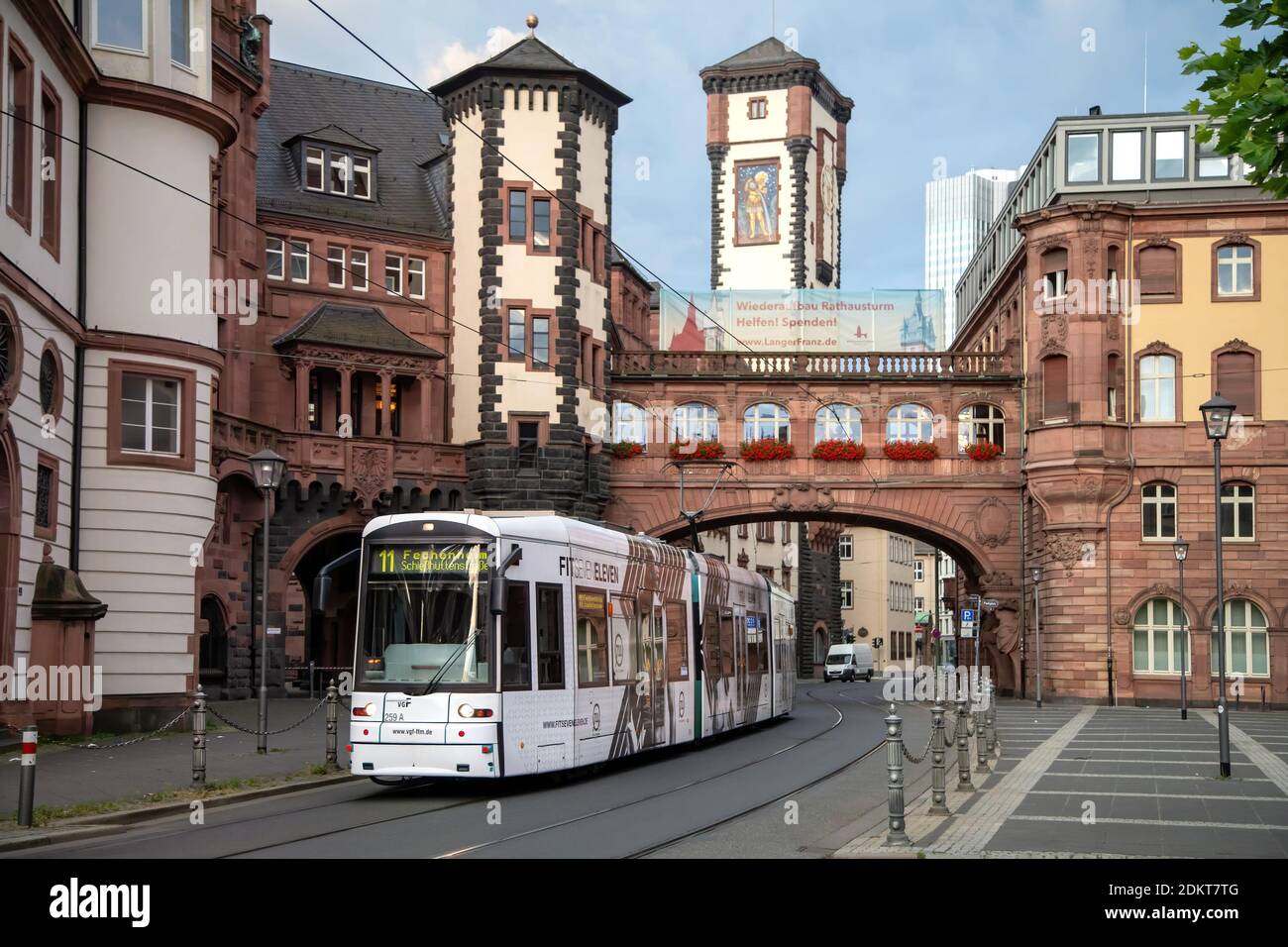 Francoforte, Germania - 28 2020 giugno: Tram bianco che non va in piazza Paulsplatz sotto il ponte Seufzerbrucke Foto Stock