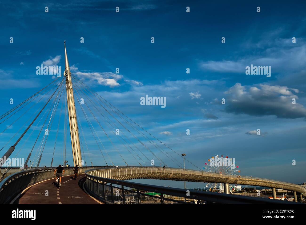 View of the Ponte del Mare, a cycle-pedestrian bridge located in Pescara (Italy). View of the access ramp of the bike path on the north side and the F Foto Stock