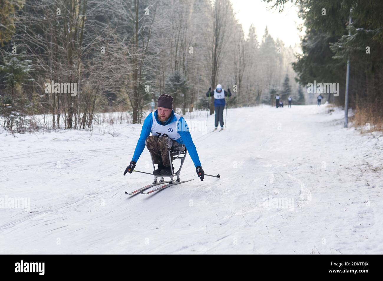 Perm, Russia - 12 dicembre 2020: Atleta con una disabilitia partecipa a una gara di sci di fondo su una pista nella foresta Foto Stock