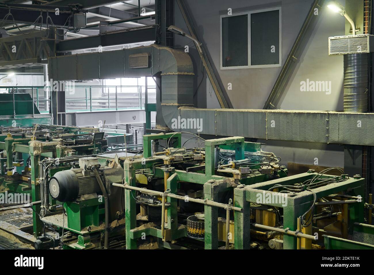 interno di un'officina automatizzata per la produzione di tavole ad una segheria moderna Foto Stock