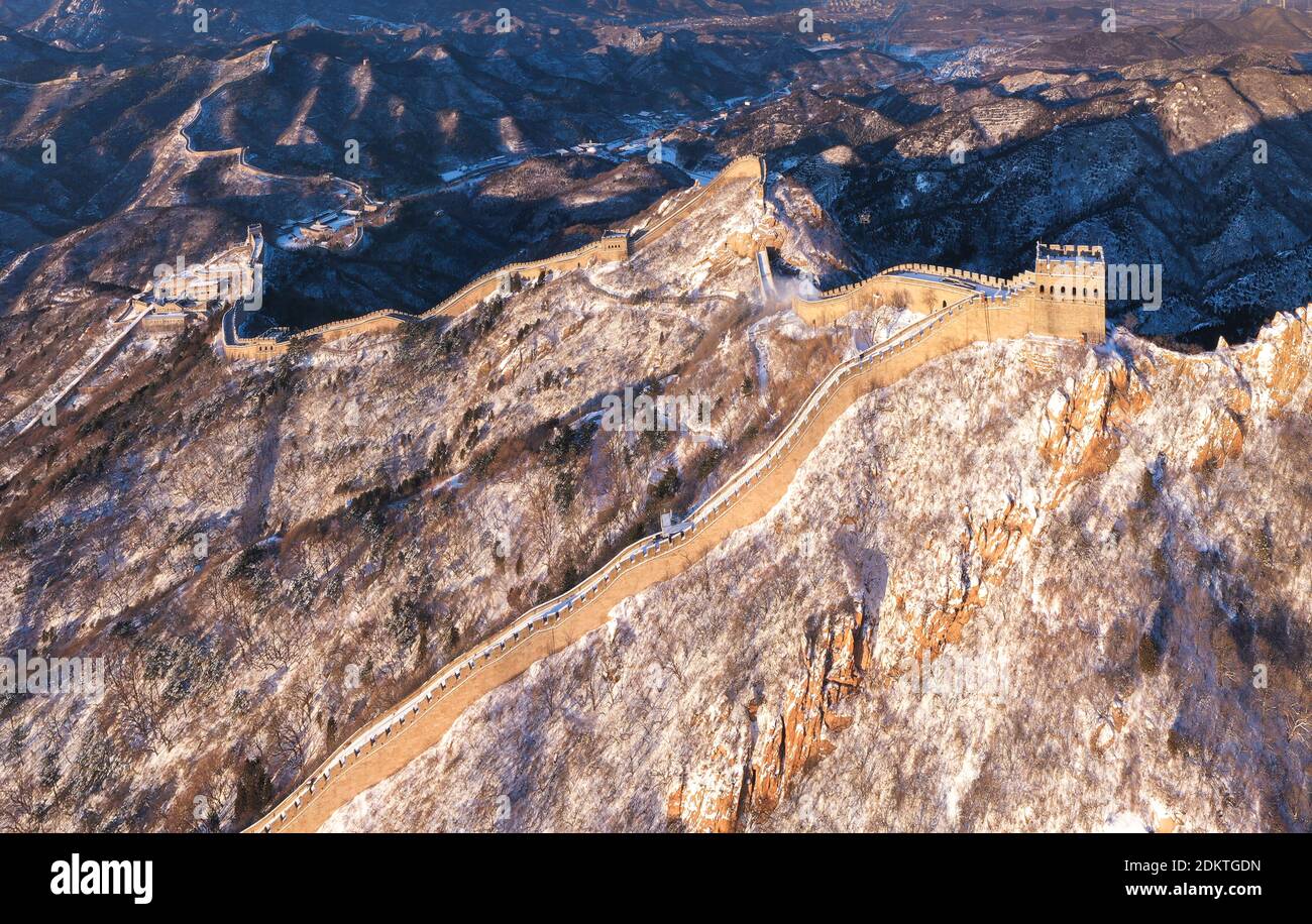 Il sole del mattino splende sulla Grande Muraglia Badaling ricoperta di neve, presentando il magnifico scenario settentrionale nella distrazione di Yanqing, Pechino, Cina, 12 De Foto Stock