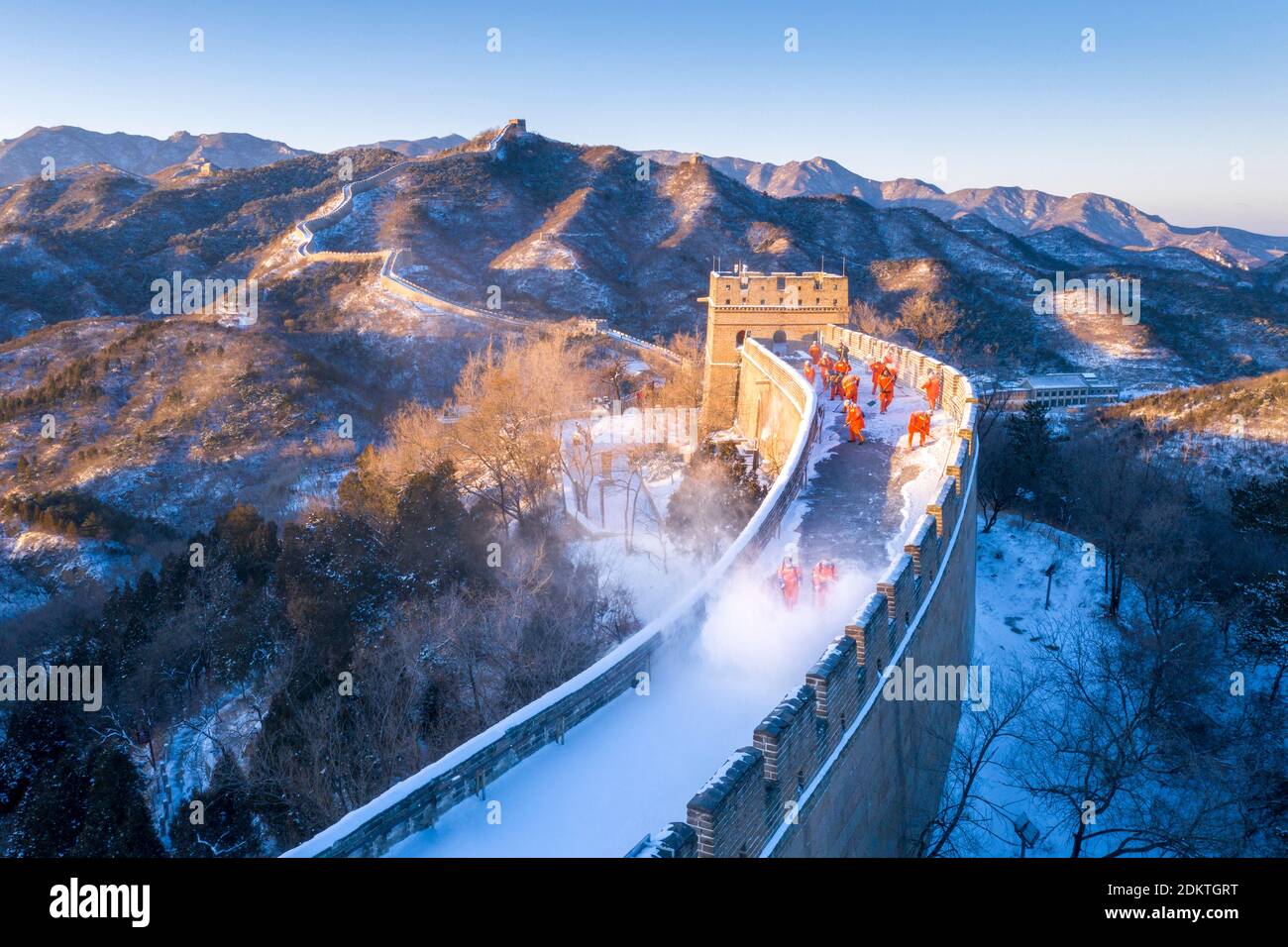 Il sole del mattino splende sulla Grande Muraglia Badaling ricoperta di neve, presentando il magnifico scenario settentrionale nella distrazione di Yanqing, Pechino, Cina, 12 De Foto Stock